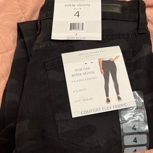 Social Standard Ladies Mid-Rise Stretch Ankle Skinny
Jeans Black Camo Size 4.